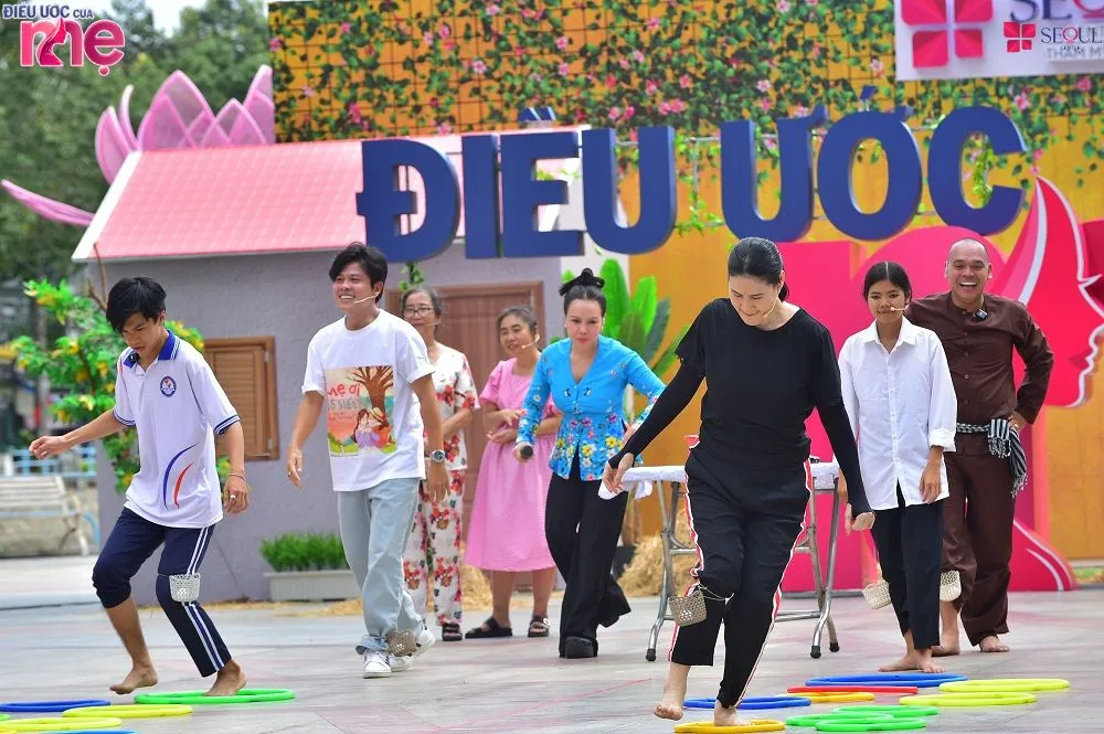 Diễn viên Thân Thúy Hằng và nhạc sĩ Nguyễn Văn Chung chơi hết mình trong các vòng chơi