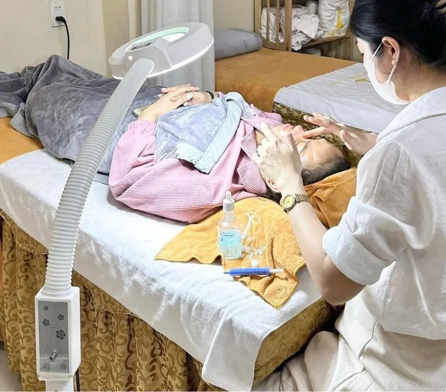 Đội ngũ kỹ thuật viên tại Viện thẩm mỹ Quốc tế AmmA sẽ luôn tận tâm chăm sóc và thực hiện nhẹ nhàng giúp khách hàng thư giãn, thoải mái