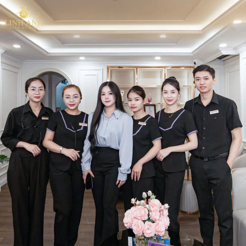 Đội ngũ kỹ thuật viên tại Thẩm mỹ viện Quốc tế Linh Anh được đào tạo bài bản, kết hợp cùng hệ thống máy móc đạt chuẩn quốc tế, đảm bảo an toàn