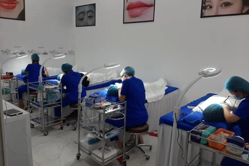 Thẩm mỹ viện HIHA nổi bật với các dịch vụ làm đẹp như trị mụn, nám, phun xăm thẩm mỹ,...