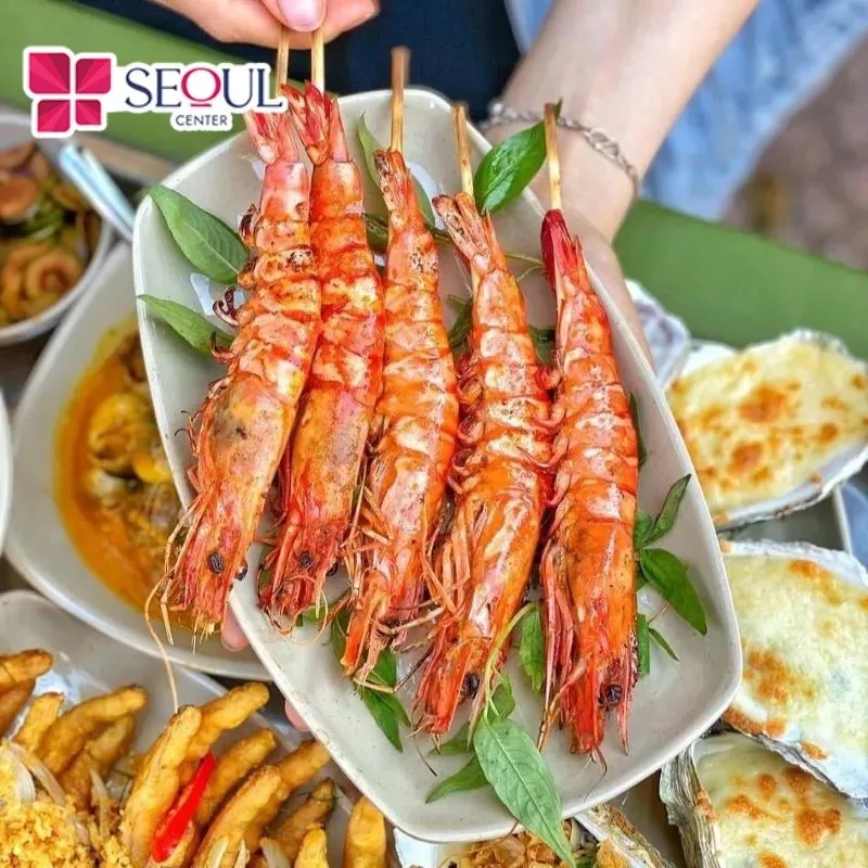 Bạn cần hạn chế ăn các đồ cay nóng, nhiều dầu mỡ hoặc hải sản như tôm, mực,...