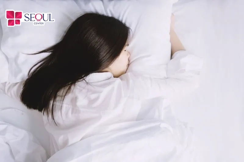 Để biết được xăm lông mày kiêng gì thì bạn hãy tránh ngủ sấp vì chăn hoặc tóc sẽ chạm vào vùng lông mày nhiều khiến vết thương bị sưng