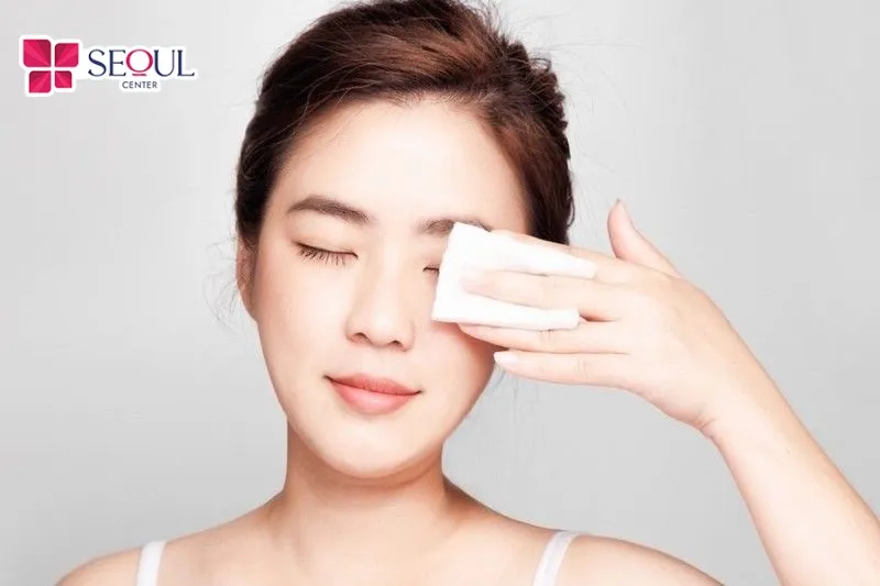 Nếu lỡ dính nước lên vùng da chân mày, bạn hãy nhanh chóng lau khô và không chà xát mạnh