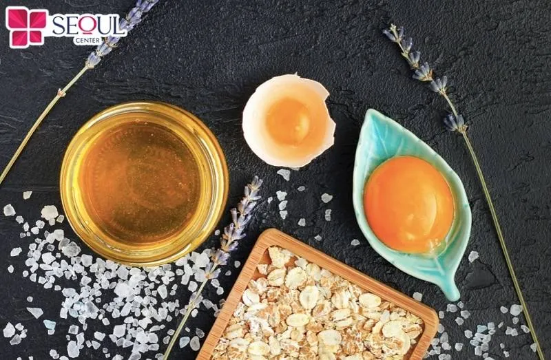 Mật ong và lòng trắng trứng gà kết hợp sẽ tạo thành mặt nạ dưỡng trắng da, thu nhỏ lỗ chân lông hiệu quả