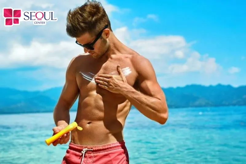 Khi ra ngoài hãy bôi kem chống nắng và bôi dặm lại sau 2 tiếng để bảo vệ da khỏi tác động của tia UV