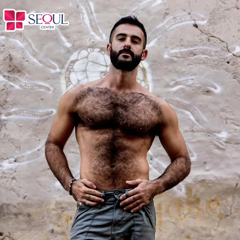 Lông mọc rậm ở nam giới thường do di truyền, hormone phát triển mạnh hoặc do sử dụng một số loại thuốc kích thích mọc lông