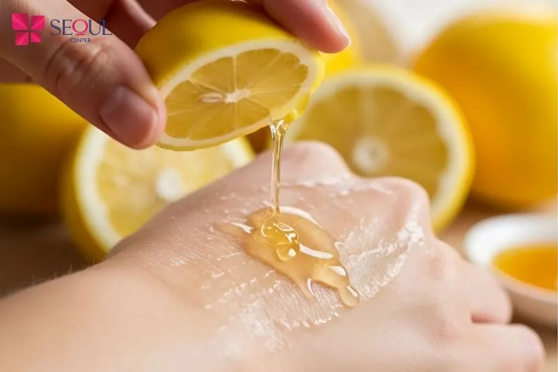 Trước khi bôi hỗn hợp chanh mật ong lên da, bạn cần thoa trên vùng da nhỏ trước