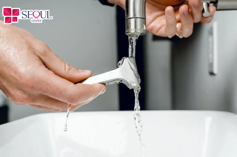 Bạn nên vệ sinh sạch sẽ dao cạo trước khi thực hiện cạo lên vùng da nhạy cảm