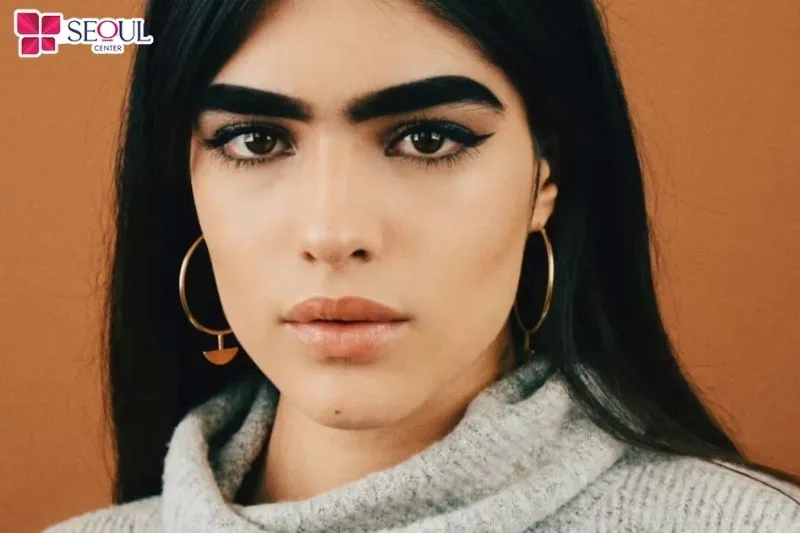 Tướng phụ nữ lông mày rậm thường là người có tình duyên suôn sẻ, hôn nhân về sau luôn hòa hợp và ổn định