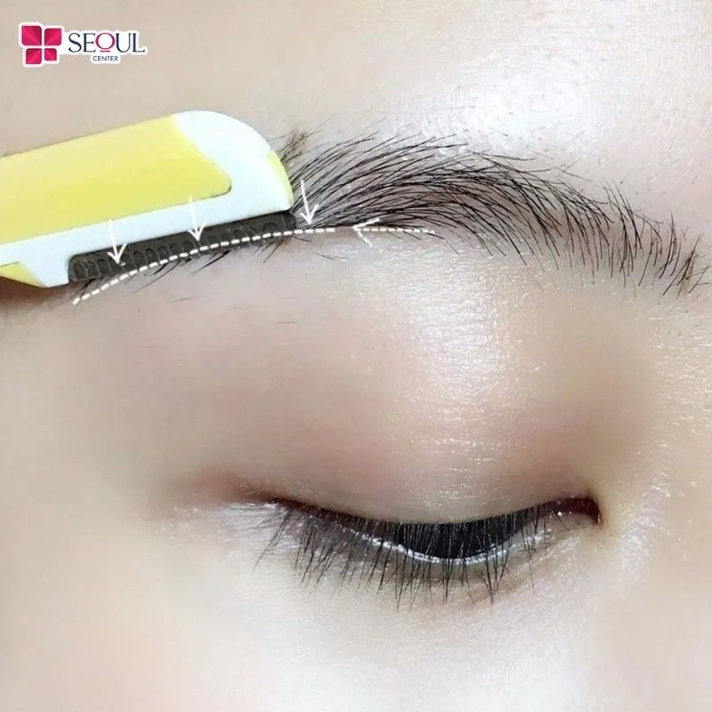 Nếu lông mày mọc quá rậm trông kém gọn gàng, bạn có thể tỉa hoặc cạo nhằm giúp gương mặt trông thanh thoát hơn