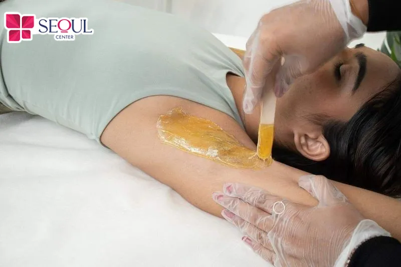 Wax lông nách là phương pháp giúp lấy lông hoàn toàn từ tận gốc