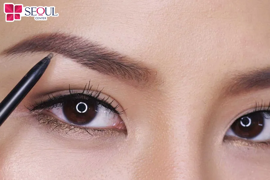 Dùng chì kẻ mày tô đều dáng mày cánh cung sau khi đã viền khung giúp tạo dáng mày tự nhiên