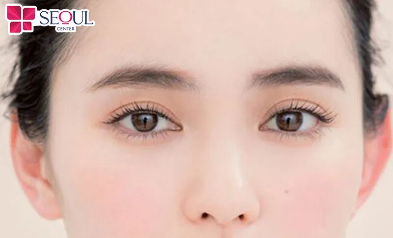 Dáng lông mày hình bán nguyệt phù hợp với gương mặt tròn