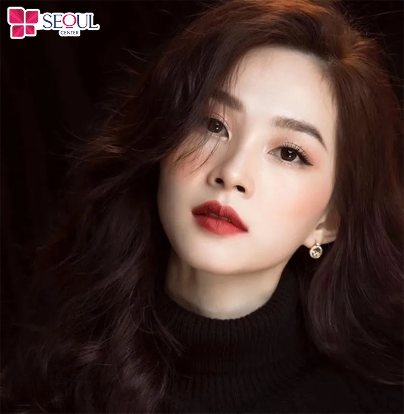 Dáng chân mày ngang cong tạo sự thon gọn cho gương mặt tròn