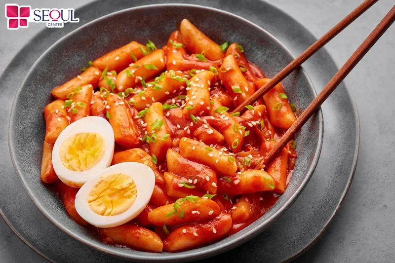 Đồ ăn cay nóng sẽ dễ làm vết thương sau điêu khắc chân mày bị hở lâu, tạo cơ hội vi khuẩn xâm nhập, gây nhiễm trùng