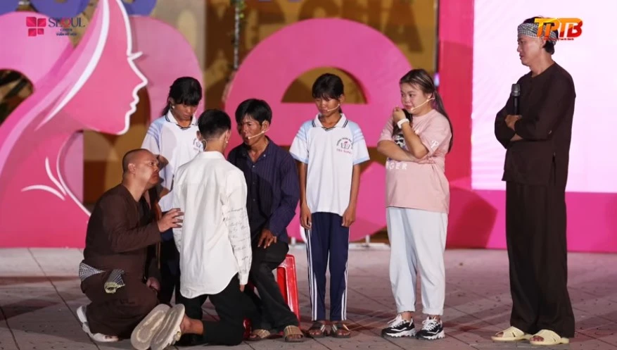 Người kết nối Thái Phan Thanh Bình, các thành viên hai bên gia đình, khách mời chơi rất vui và nhiệt huyết trong vòng chơi đầu tiên