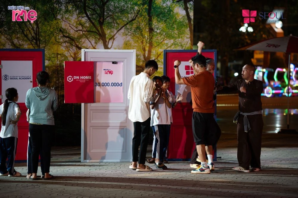 Các khách mời nỗ lực hết mình tham gia các vòng chơi giúp hai gia đình nhận được giải thưởng lớn