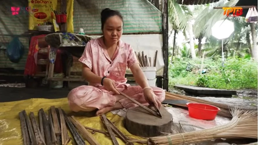 Chị Út là trụ cột chính trong nhà, mỗi ngày chị đều phấn đấu làm nhiều chổi để kiếm thêm thu nhập lo cho chồng con