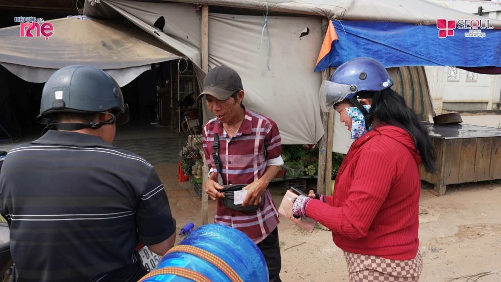 Dù mang trong mình căn bệnh nặng nhưng anh Hoàng Anh vẫn luôn cố gắng bán vé số hàng ngày để lo cho các con