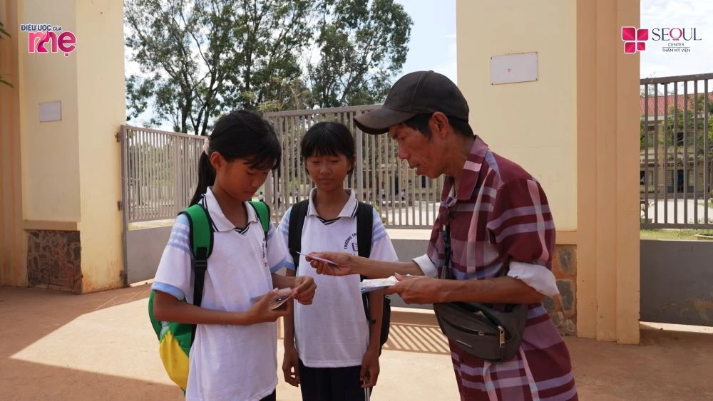 Những đứa con của anh Hoàng Anh rất ngoan và hiểu chuyện, không chỉ học giỏi mà còn biết phụ ba bán vé số trang trải cuộc sống