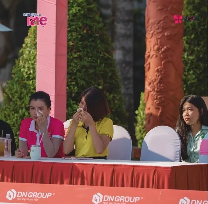 Chị Huỳnh Như Lam khóc rất nhiều lần, xót thương khi lắng nghe câu chuyện của gia đình chị Thảo và bé Long