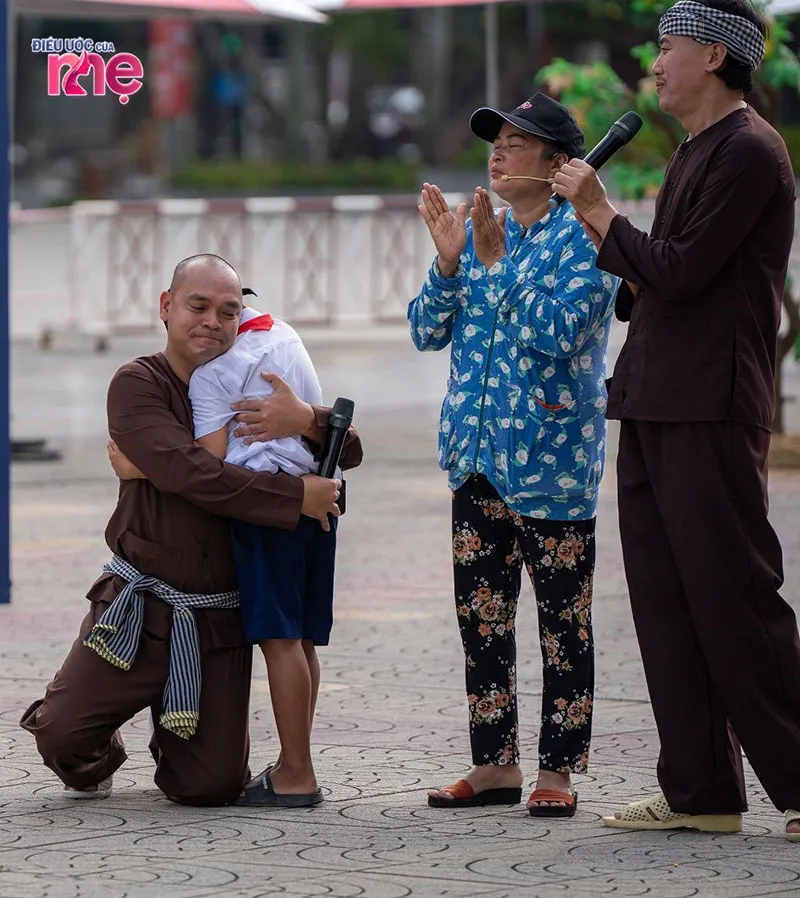 Nhà sản xuất Thái Phan Thanh Bình ôm chầm bé Long, nhận cậu bé làm con nuôi
