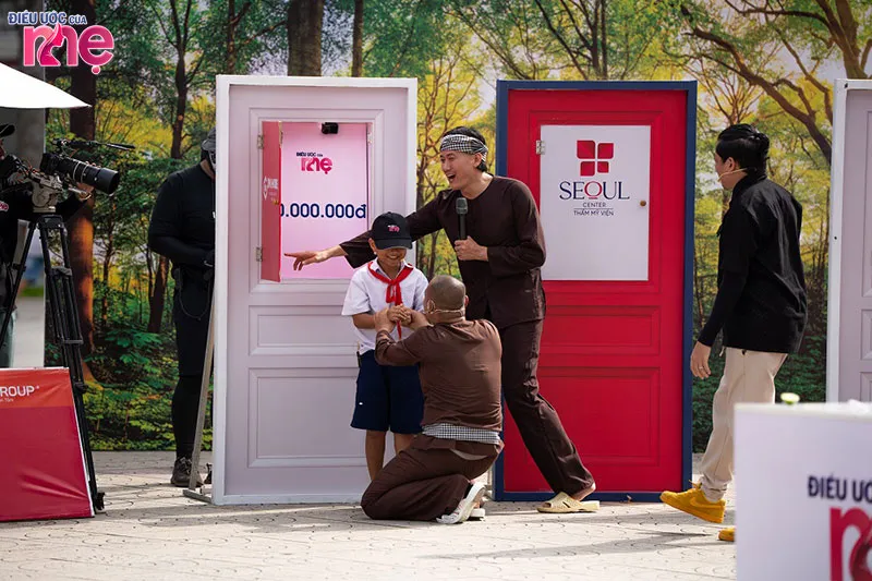 Bé Long may mắn mở ô cửa có phần thưởng giá trị cao