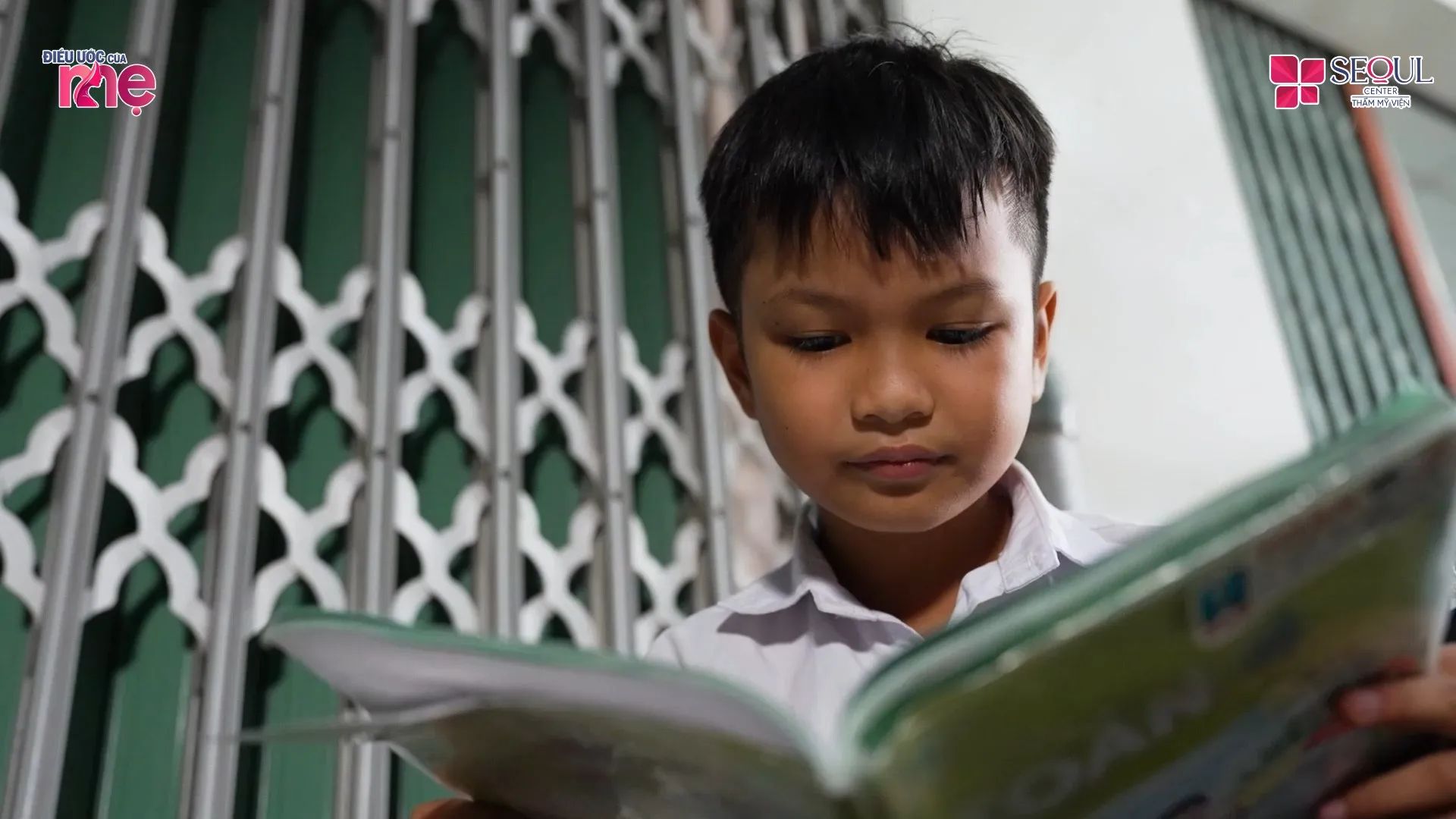 Cậu bé Hoàng Long bị ba mẹ bỏ rơi từ nhỏ, sống cùng bà ngoại nhưng rồi bà cũng bỏ em mà đi