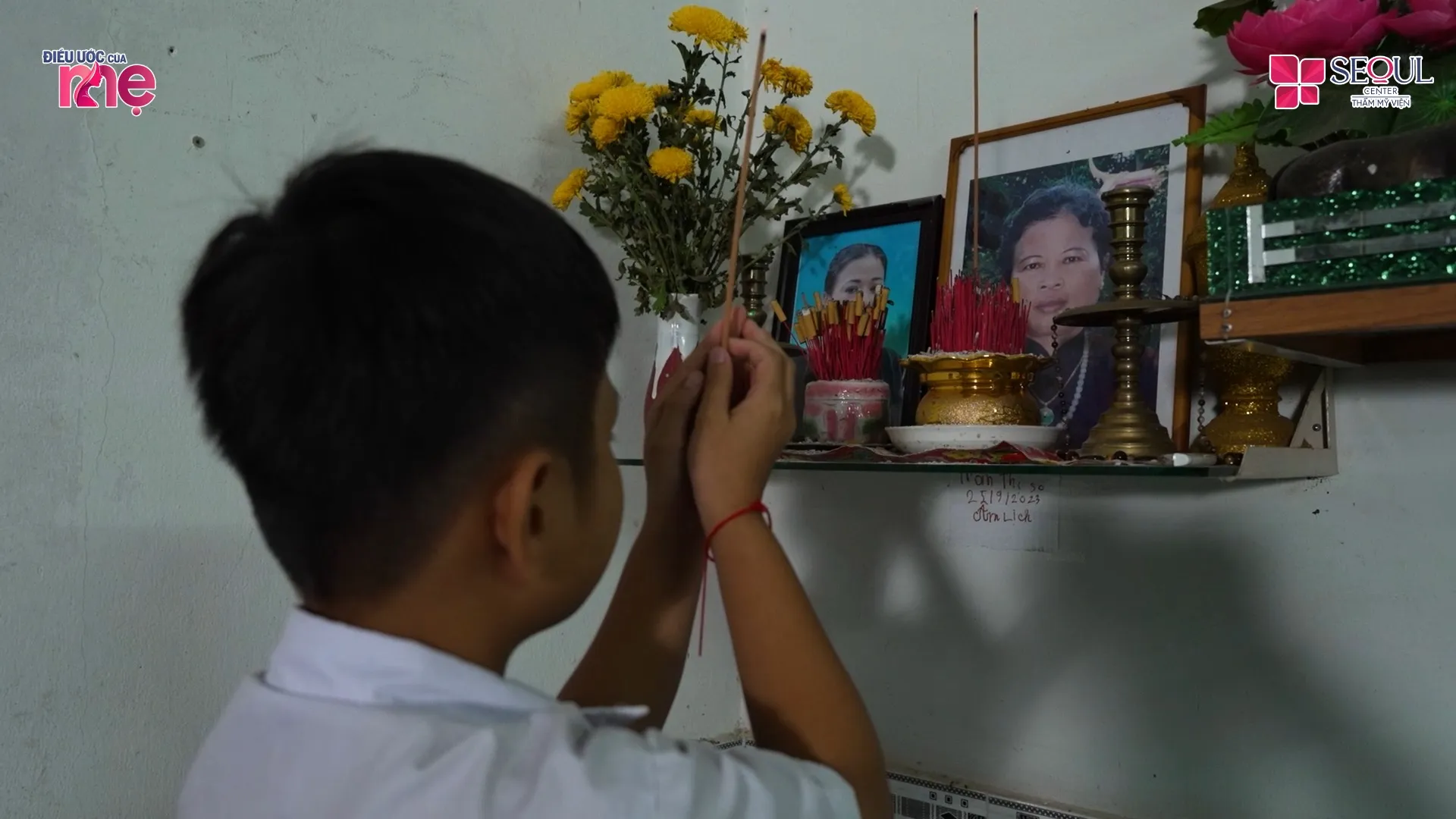 Sau khi bà mất, cậu bé Long trở thành trẻ mồ côi, luôn đau đáu nỗi ám ảnh bà mất ngay bên cạnh mình