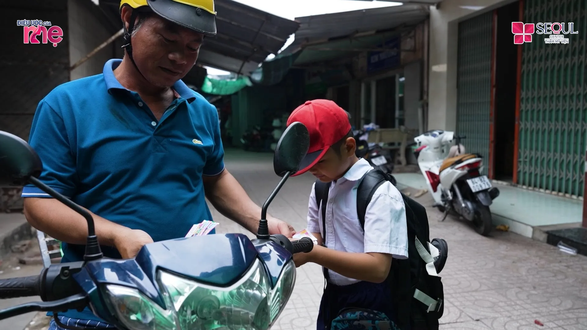 Đứa trẻ bị ba mẹ bỏ rơi phải phụ Dì bán vé số mỗi ngày sau khi đi học