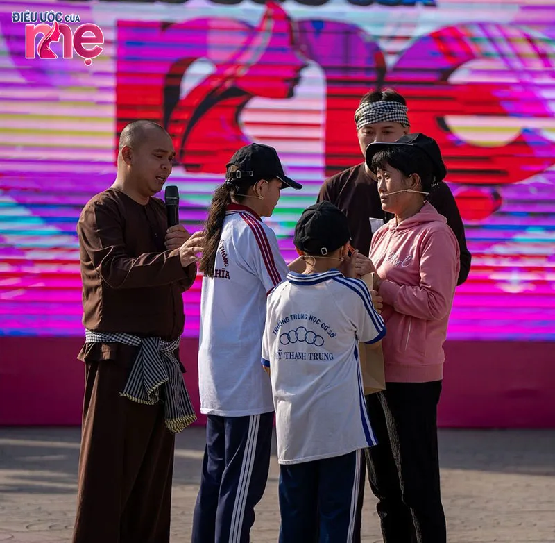 Hai đứa con chị Thảo đã dành dụm tiền bất ngờ tặng áo cho mẹ ngay tại chương trình