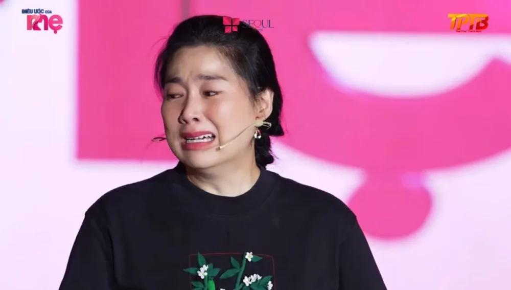 Diễn viên Lê Khanh khóc nức nở khi biết được hoàn cảnh gia đình chị Truyền Em và chị Kiều