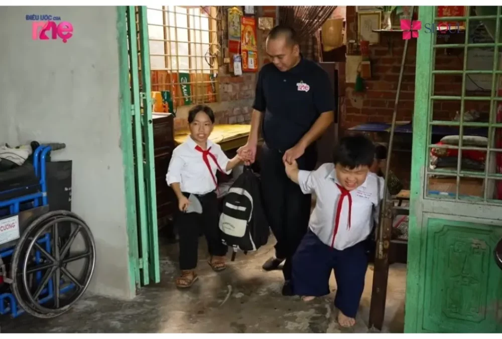 Anh Thái Phan Thanh Bình đưa hai bé Minh Lâm và Cẩm Ly đến trường, thực hiện ước mơ được ba chở đi học của hai em