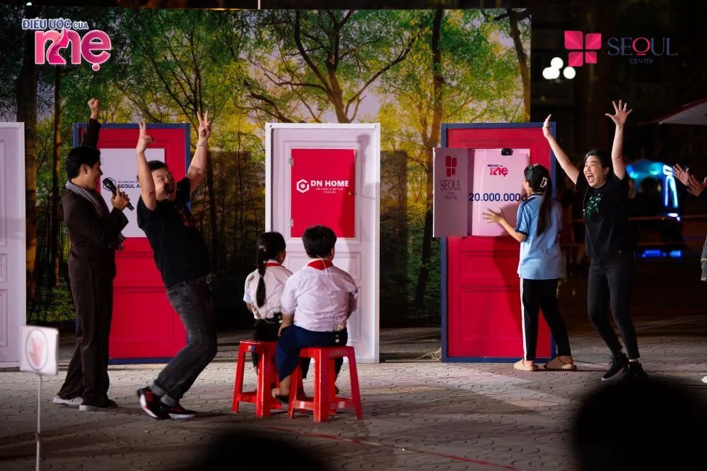 Đội chơi của diễn viên Lê Khánh mở ô cửa may mắn có giá trị 20 triệu