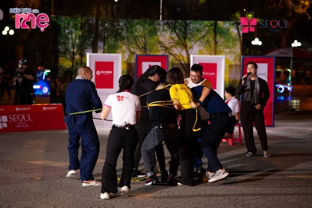 Các đội chơi cùng các đại diện nhà tài trợ Seoul Center, DN HOME, Seoul Academy tham gia vòng chơi thử thách đầy gay cấn