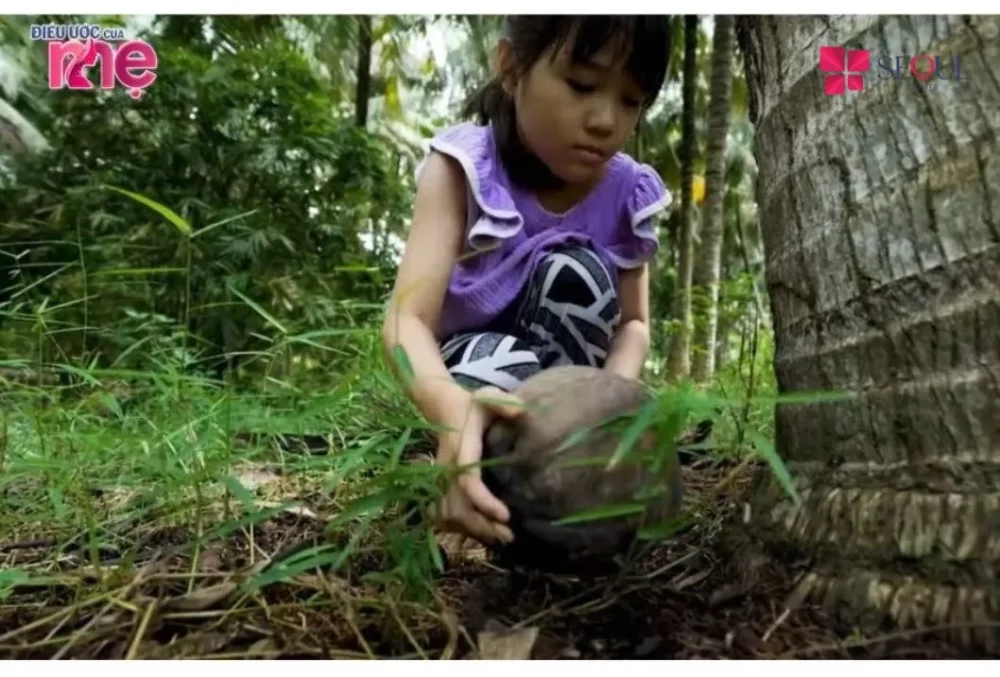 Hai bé con của chị Truyền Em hàng ngày phụ mẹ nhặt dừa bán kiếm sống qua ngày