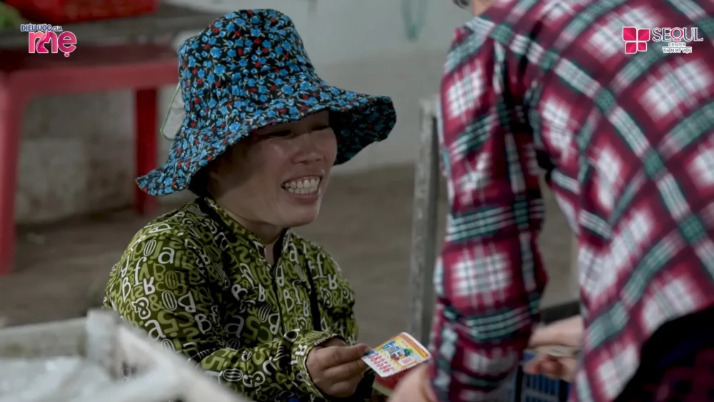 Chị Kiều có dáng người lùn, đi lại khó khăn nhưng vẫn nỗ lực hàng ngày bán vé số nuôi sống gia đình, trụ cột chính của gia đình