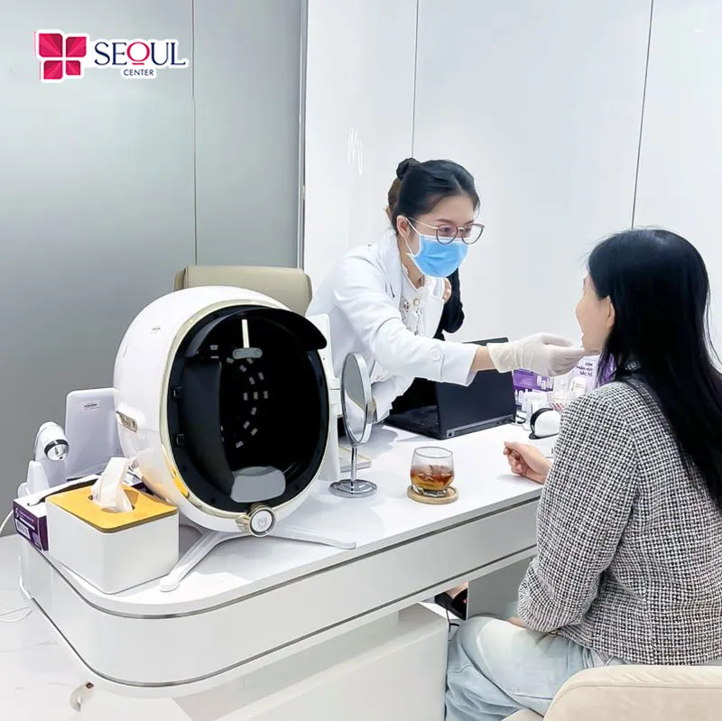 Môi của khách hàng sau khi thực hiện phương pháp hút mực xăm được kỹ thuật viên kiểm tra hướng dẫn chăm sóc