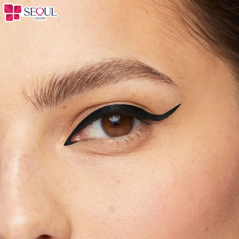 Kiểu phun mí mắt mèo có dáng cong nhẹ ở phần đuôi mắt, đem lại hiệu ứng sắc sảo hơn