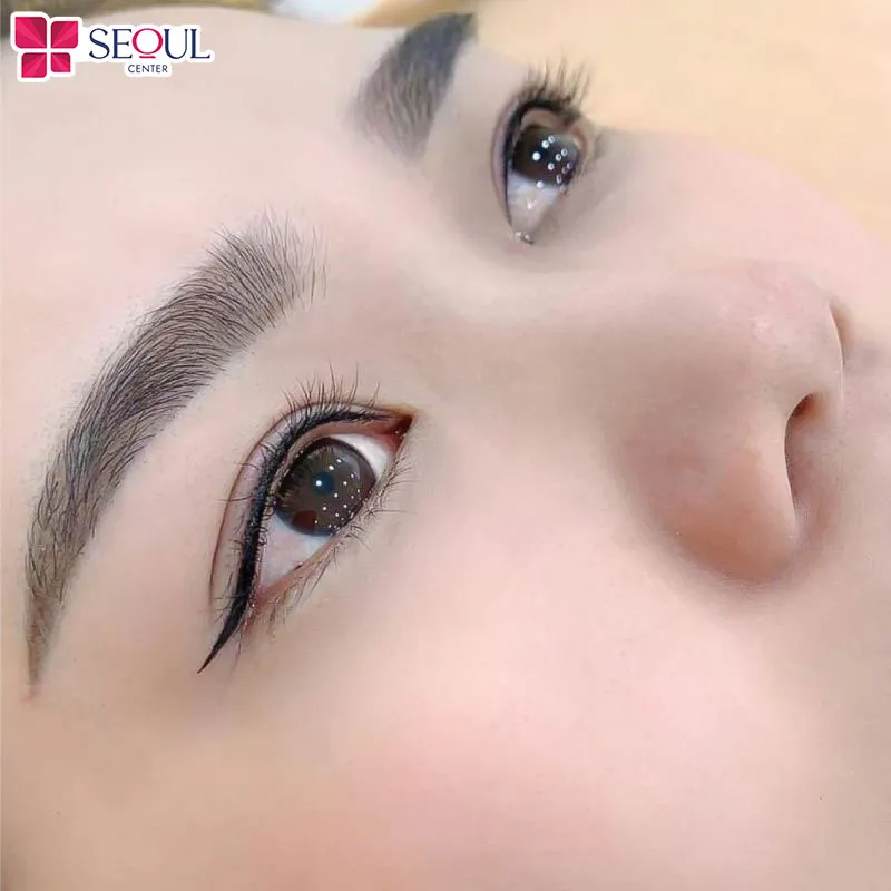 Phun mí mắt trên sẽ khắc phục những khuyết điểm nếu mí hơi sụp, tạo điểm nhấn khiến đôi mắt to hơn