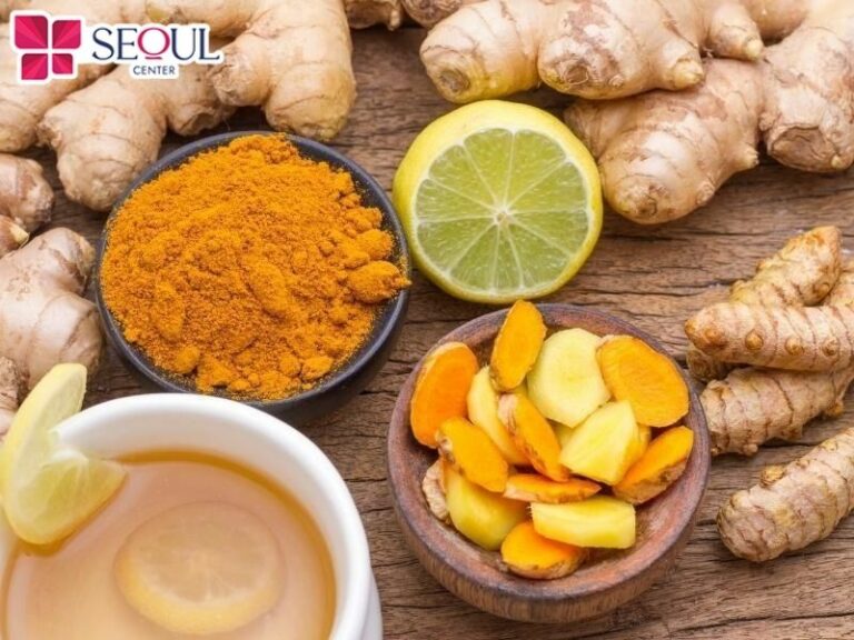 Kết hợp chanh và nghệ tươi sẽ giúp da nâng tông trắng sáng, hỗ trợ tẩy da chết và làm mềm da