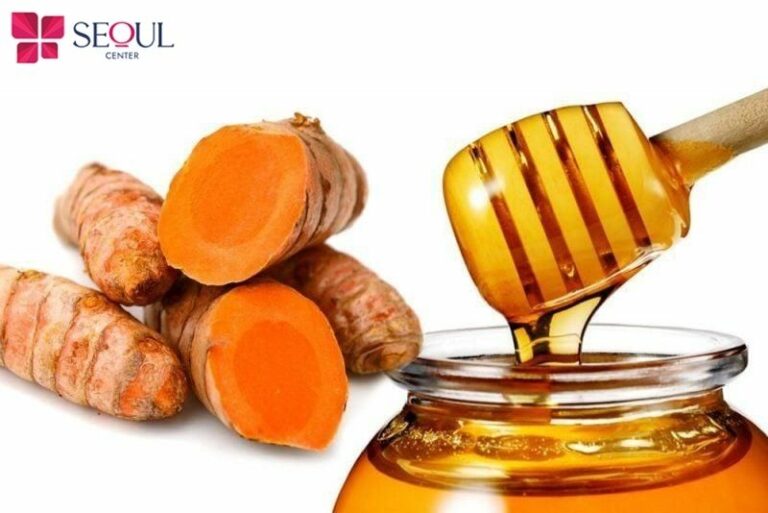 Mật ong và nghệ tươi có tính kháng khuẩn, giảm viêm, cải thiện làn da xỉn màu