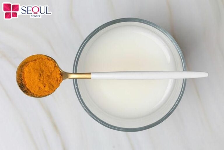 Nghệ và sữa tươi kết hợp sẽ giúp tạo thành hỗn hợp làm sáng da, đều màu da, dưỡng ẩm da tốt