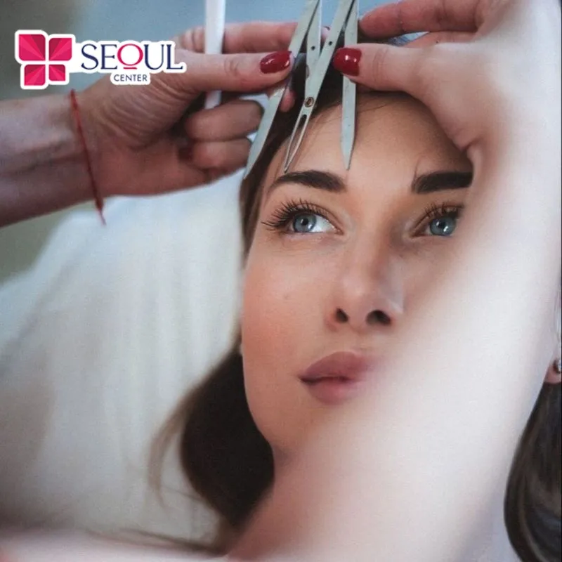 Thực hiện phun xăm chân mày để điều chỉnh dáng mày xa mắt, giúp bạn tự tin hơn