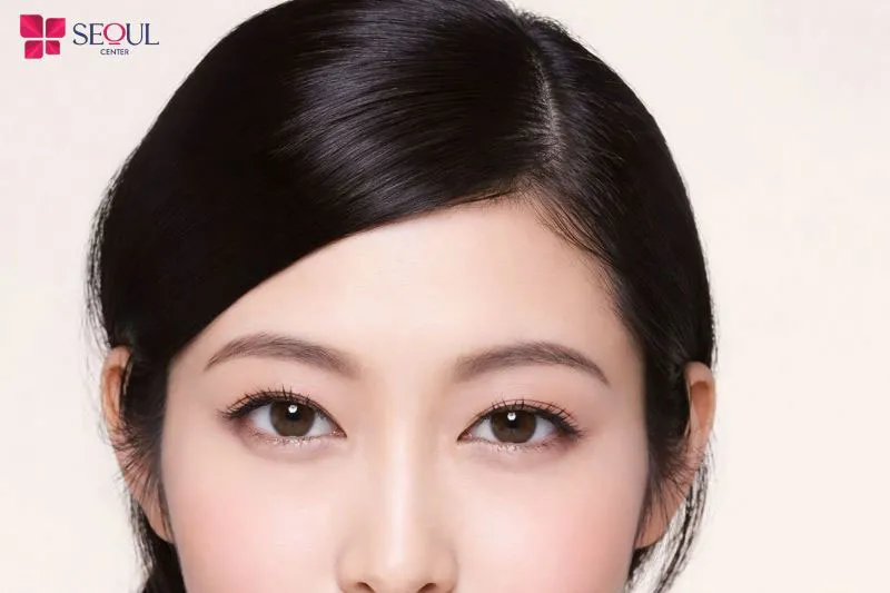 Chân mày lá liễu là một trong những kiểu lông mày cho mặt trái xoan phù hợp với những cô nàng thích phong cách thanh lịch, tinh tế