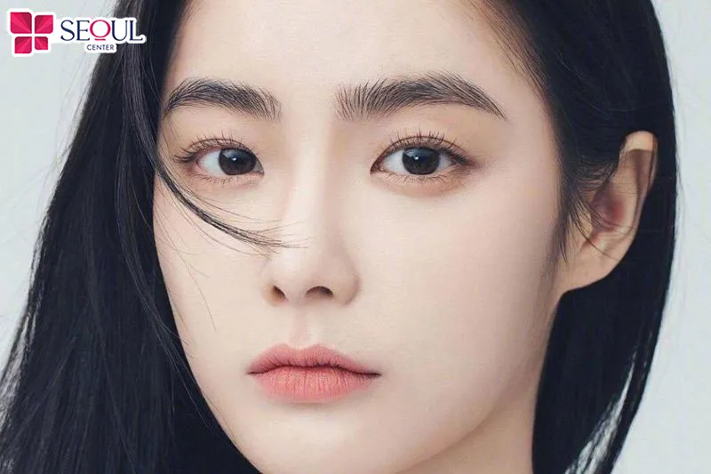 Là dáng chân mày cho mặt trái xoan có góc cạnh mềm sẽ tạo điểm nhấn nhẹ ở phần thân mày, giúp gương mặt trông cân đối