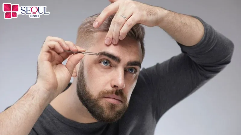 Tỉa lông mày bằng nhíp để loại bỏ những sợi mày thừa, mọc quá dài hoặc nằm lệch khỏi dáng mày