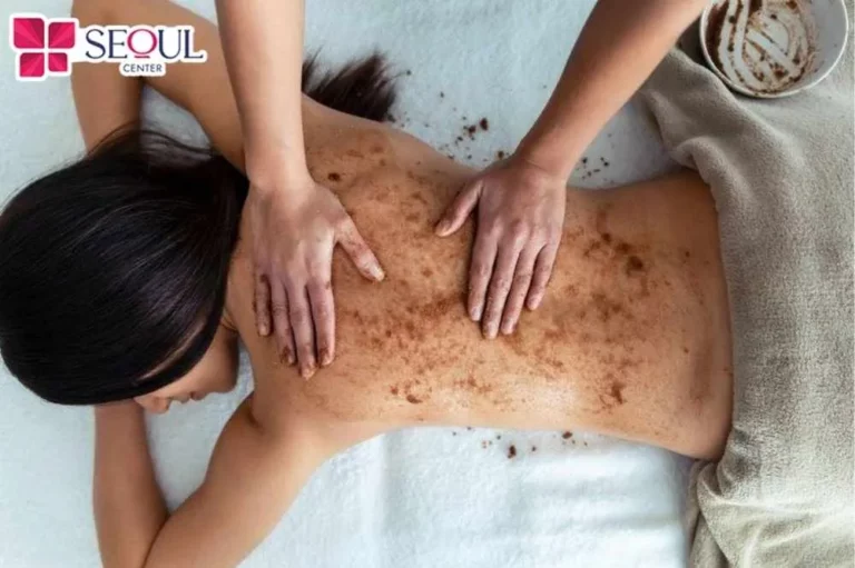 Bạn có thể tẩy tế bào chết định kỳ nhằm giúp loại bỏ lớp da chết tích tụ, hỗ trợ dưỡng chất thấm đều hơn