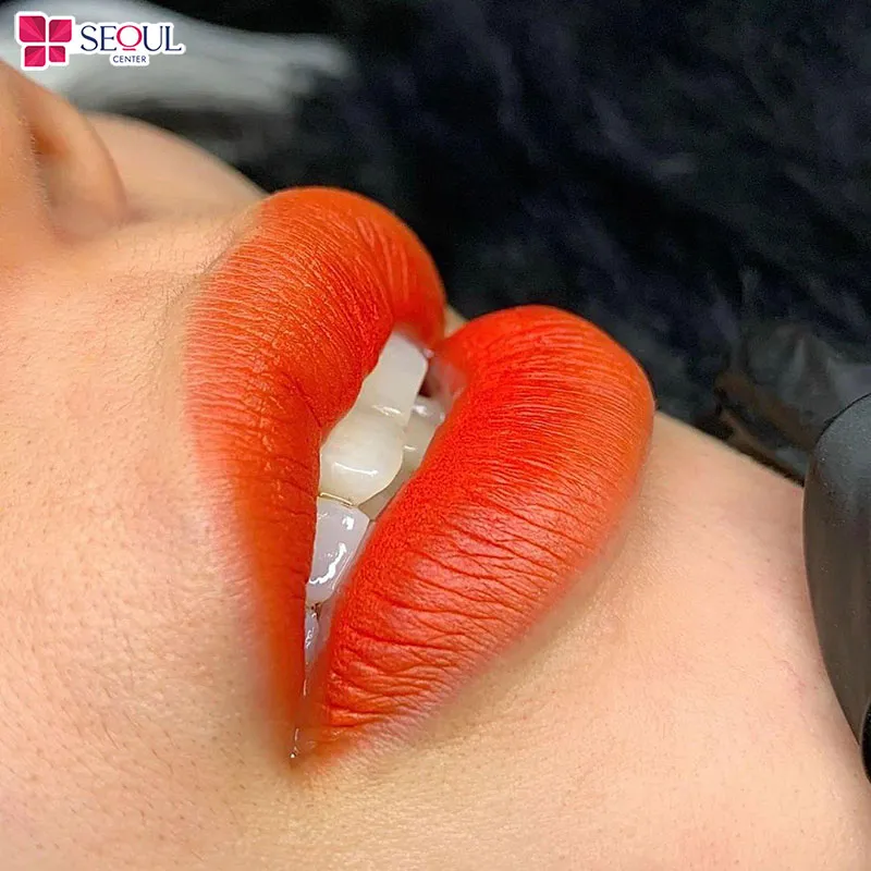 Phun môi màu cam cà rốt giúp đôi môi trông quyến rũ, cuốn hút Phun môi màu cam cà rốt giúp đôi môi trông quyến rũ, cuốn hút