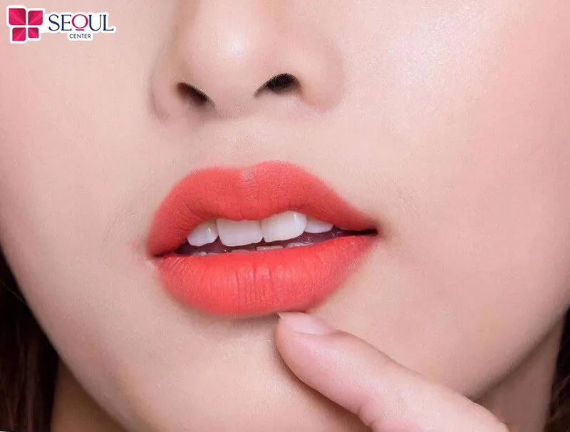 Môi màu hồng cam sữa tôn lên nét dịu dàng, nữ tính
